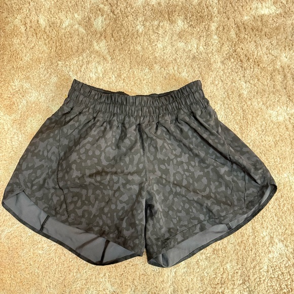 LULULEMON Womens Tracker Shorts Running 4" Lined Size 8 Medium - Picture 1 of 4